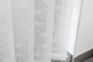 Teba Lamellenvorhang Closeup ausbrenner floral weiß 2762 
Stoff- und Farbmuster