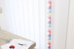Teba Lamellenvorhang 3212, 3134 bunte Stifte mit weißen Lamellen
Stimmungsaufnahme