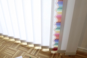 Teba Lamellenvorhang 3212, 3134 bunte Stifte mit weißen Lamellen
Stimmungsaufnahme