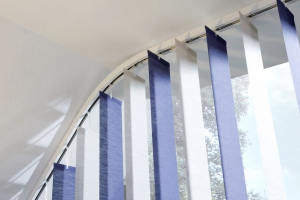 Teba Lamellenvorhang blau-weiß LSG-Anlage Detail
Fenstersituation