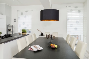 Teba Twinlight Rollo 2023 Kreise, Eigendesign, Stimmungsaufnahme an zwei Fenstern in der Küche