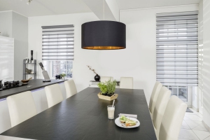 Teba Twinlight Rollo 2053 helle Streifen geöffnet, Stimmungaufnahme in der Küche, zwei Fenste