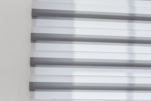 Teba Twinlight-Rollo 2053 Streifen grau geschlossen in einer Detailansicht am Fenster