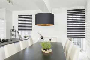 Teba Twinlight Rollo 2054 dunkle Streifen geöffnet, Stimmungaufnahme in der Küche, zwei Fenste