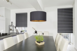 Teba Twinlight Rollo 2054 dunkle Streifen geschlossen, Stimmungaufnahme in der Küche, zwei Fenster