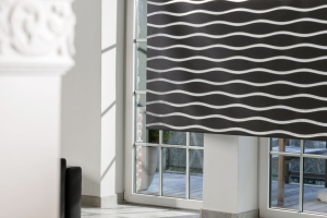 Teba Twinlight Rollo Welle 2064 schwarz, Fensteransicht, geöffnete Anlage