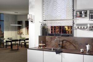 Teba Twinlight Rollo inbetweenKüche 2071 weiß, Stimmungsaufnahme in der Küche mit Flächenvorhängen im Esszi