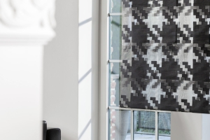Teba Twinlight Rollo inbetween 2073 Hahnentritt schwarz, Fensteransicht, geschlossene Anlage