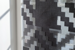 Teba Twinlight-Rollo-2073 Inbetween schwarz, Detailaufnahme am Fenster