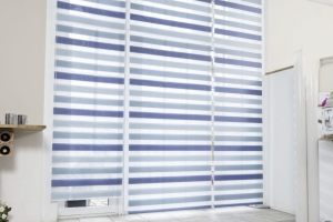 Teba Twinlight Rollo 2078 3 farbigkeit blau,
Fenstersituation mit geschlossener Anlage, Fenster ganz geschlossen