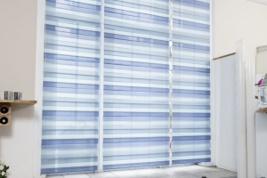 Teba Twinlight-Rollo 2078 3-farbig Fenster geschlossen, Fenstersituation