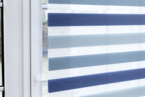 Teba Twinlight-Rollo 2078 3-farbig blau, offen, Detailansicht am Fenster