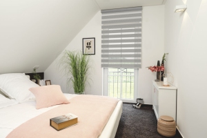 graues Teba Twinlight Rollo im Schlafzimmer; die Anlage ist geöffnet